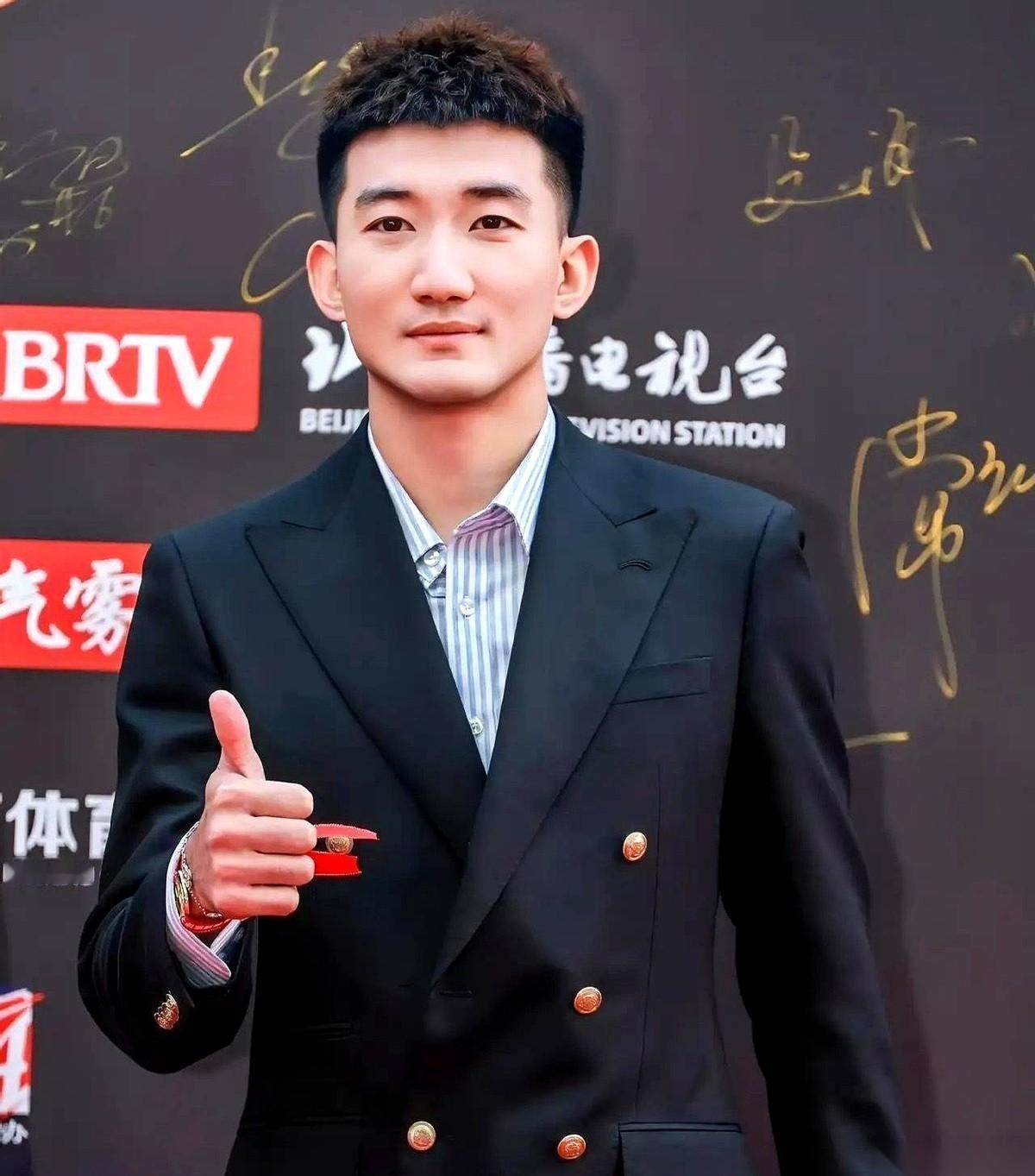 手术刀落下那一刻，广厦的天，真的塌了半边。不是磨磨唧唧的崴脚拉伤，就是实打实的