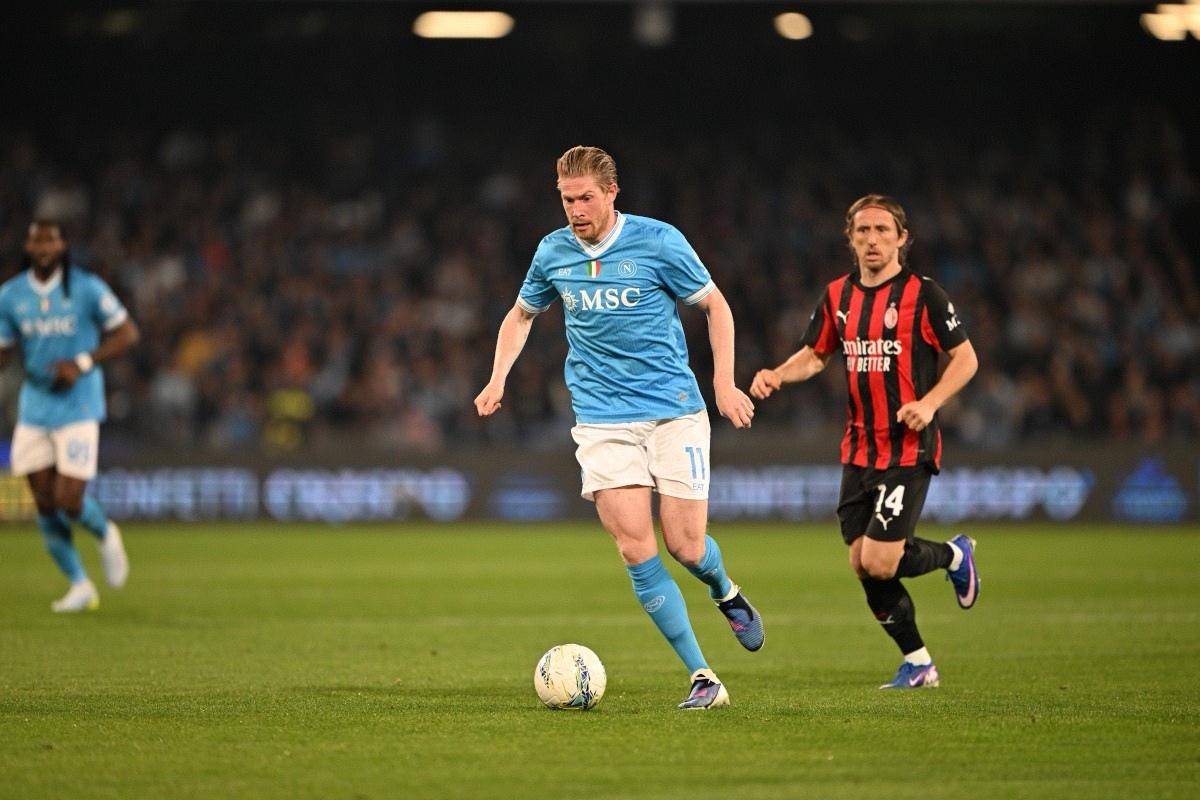 这真是鹬蚌相争，渔翁得利！那不勒斯主场1-0小胜AC米兰后，反超米兰排名意甲第