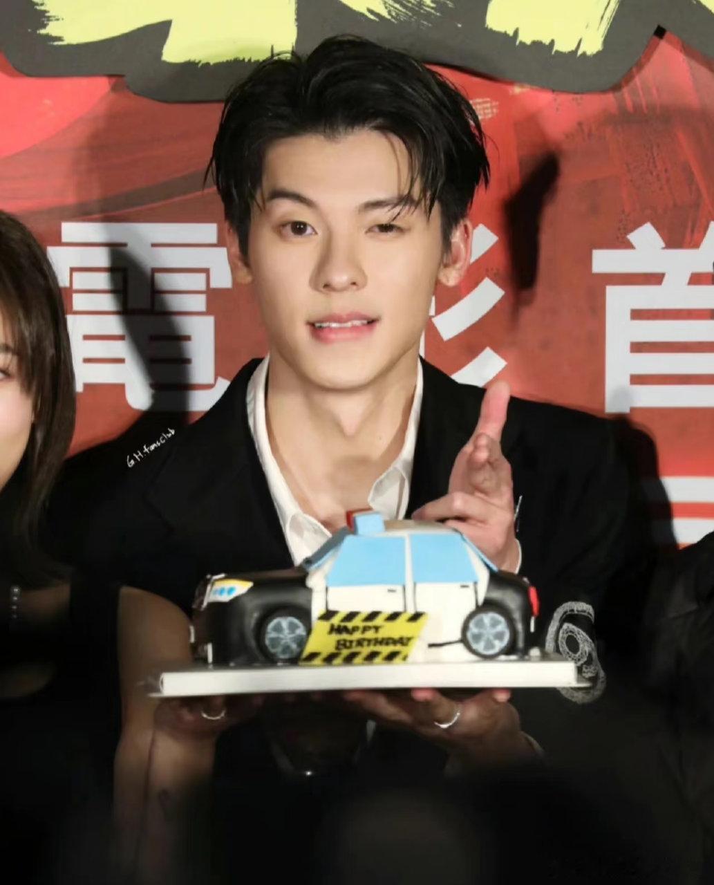 许光汉这偶遇率也太高了吧！别人都拍了合照，我只能在屏幕前疯狂羡慕，求偶遇啊～