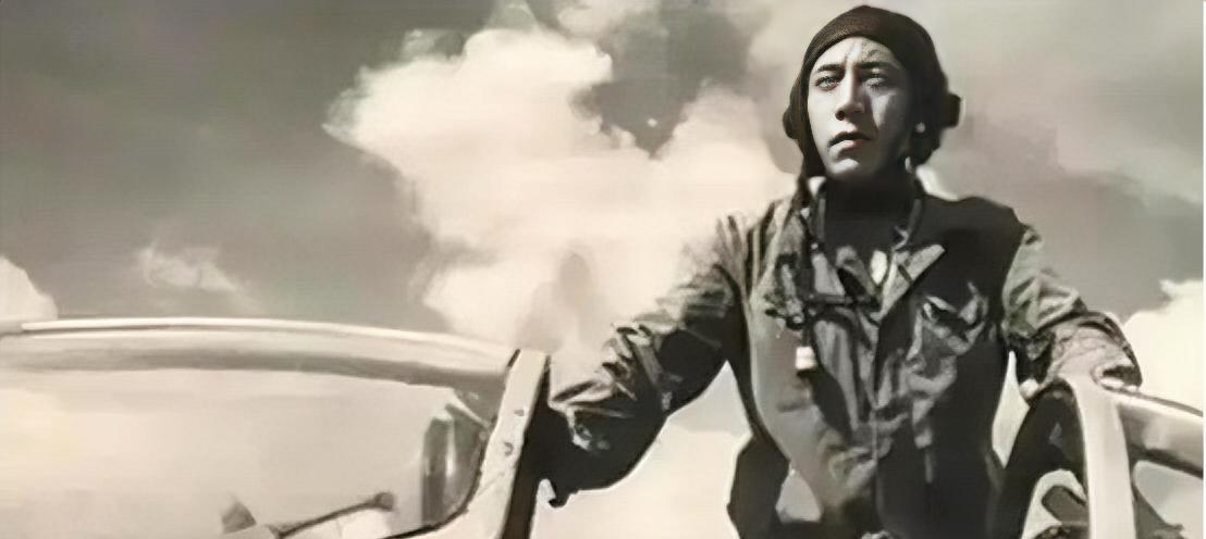 1990年，中国飞行员王宝玉开着飞机叛逃苏联，苏联答应送他去美国，然后给王宝玉戴