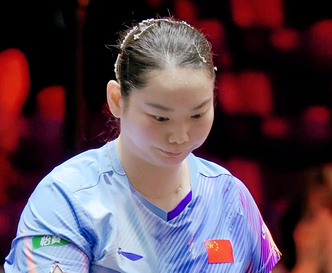 侯英超都急眼了：何卓佳不能退，不能退，一退就输了。邱贻可也着急了：何卓佳自信