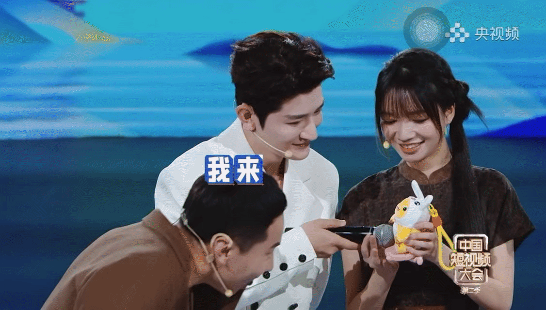 徐志胜说自己是脱口秀演员中的等等徐志胜高情商接梗太精彩！先误认奶龙为“奶农”引