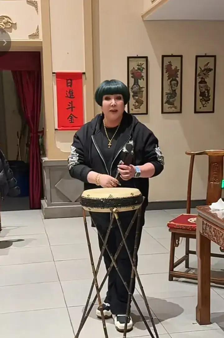 元旦3天没休，王惠连轴转上海新剧场刚验收完，凌晨飞回天津。5号一早，德云社