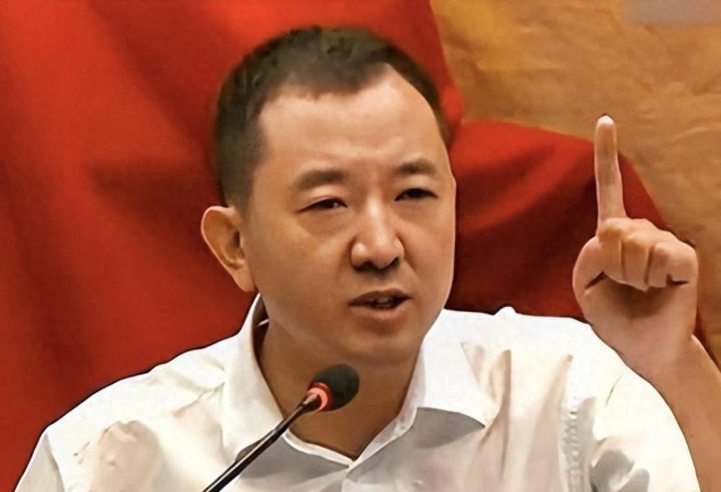 清华反腐书记陈行甲,在母校演讲时毫不避讳:“我的前任县委女书记,在天安门附近买了