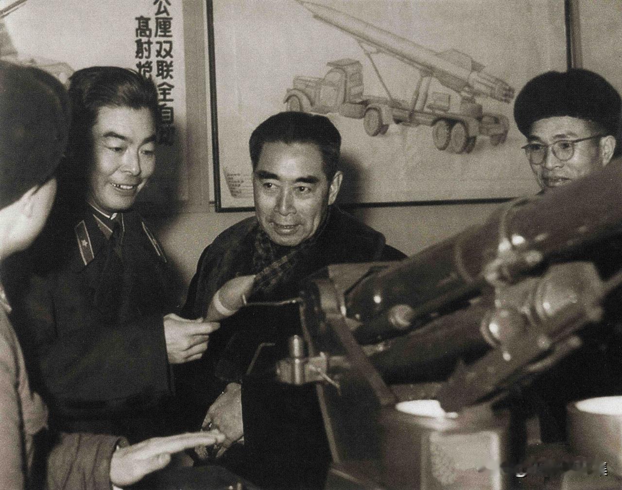【开国功臣图片故事196】1959年12月23日，周恩来总理在哈尔滨主持东北三