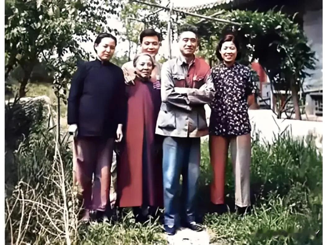 一张摄于上世纪60年代初的老照片，一家五口在北大家中院里的全家福。这才是他们当时