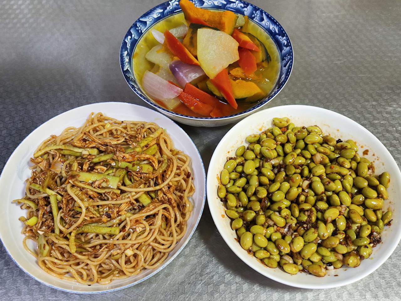 盛夏午餐主打清爽解腻自制鸡肉丝黄瓜凉面口感筋道，凉拌青豆入味下饭搭配一碗