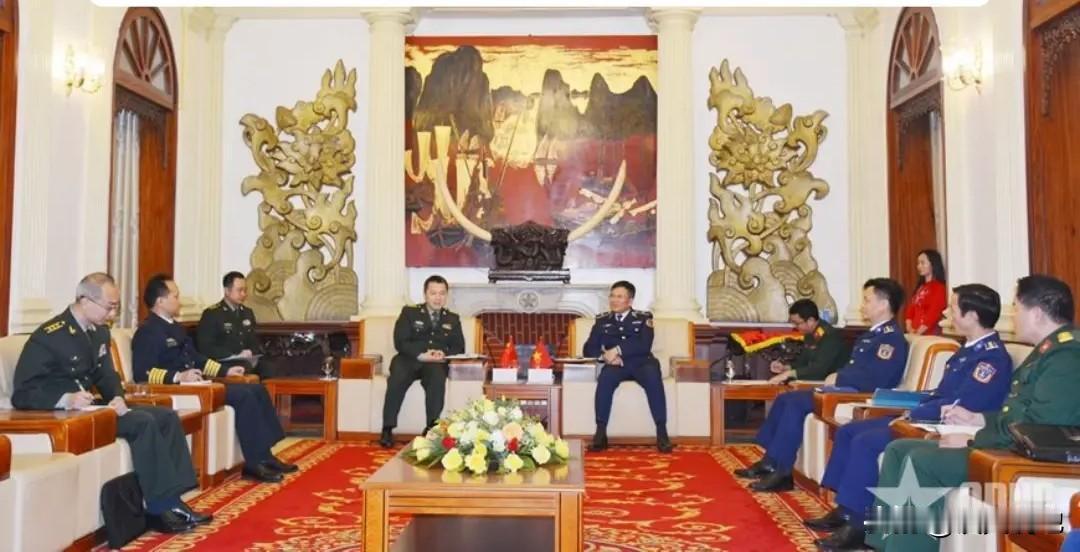 12月9日在河内，越南海岸警卫队指挥官李定强少将接待了中国驻越南武官姜波上校。
