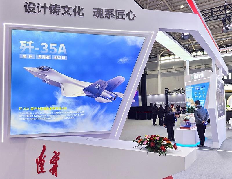 说下歼-35A的实际表现吧，这架刚在2025年巴黎航展完成海外首秀的隐身战机，真