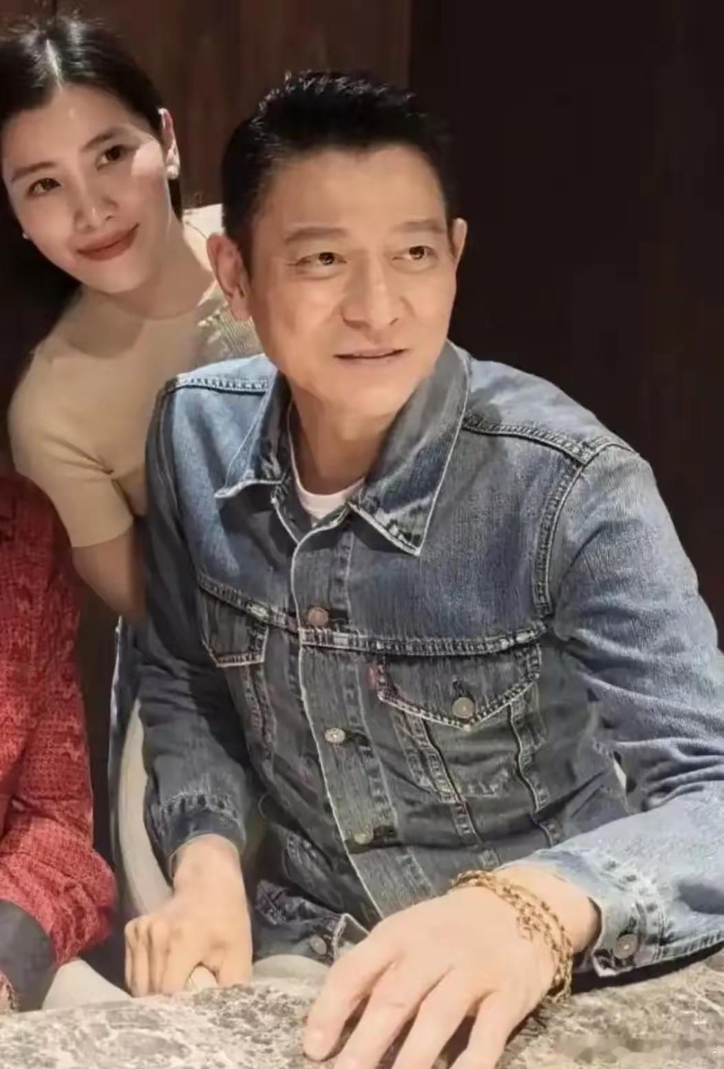 刘德华陪朱丽倩回娘家，表妹请他们吃大餐，合影时往刘德华怀里靠​​​