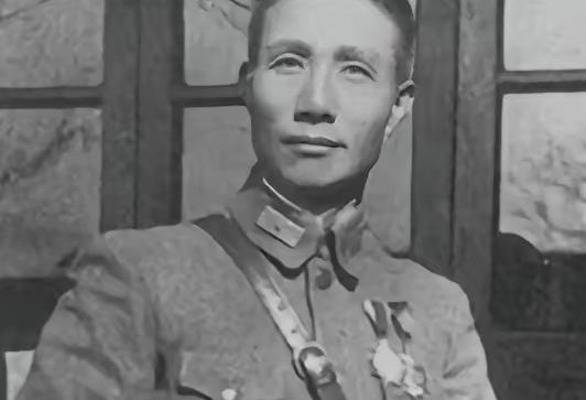 1948年，黄百韬兵团12万人被围，5个军长竟无一人投降，华野血战12天才明白，