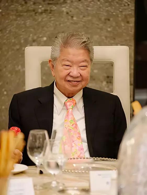 “蔡澜走了，老婆早不在了，又没儿女，那上亿家产咋分啊？”我拽着做律师的老友问。