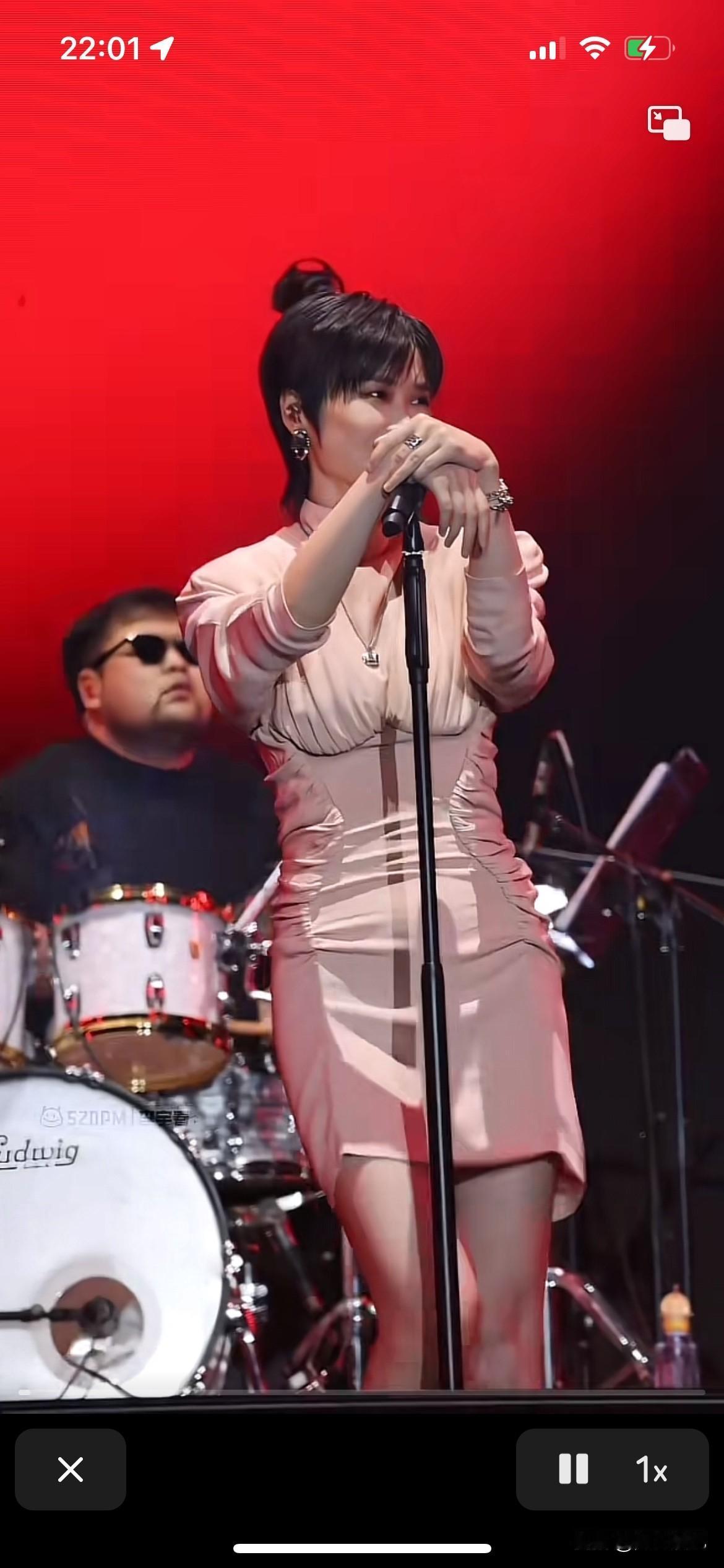 李宇春老师有小肚腩了，太尴尬了，这件衣服根本不合适她，显示有小肚子，不过还是比较