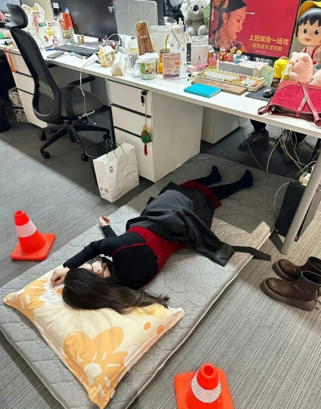 我很好奇，这样睡觉真的不尴尬吗？