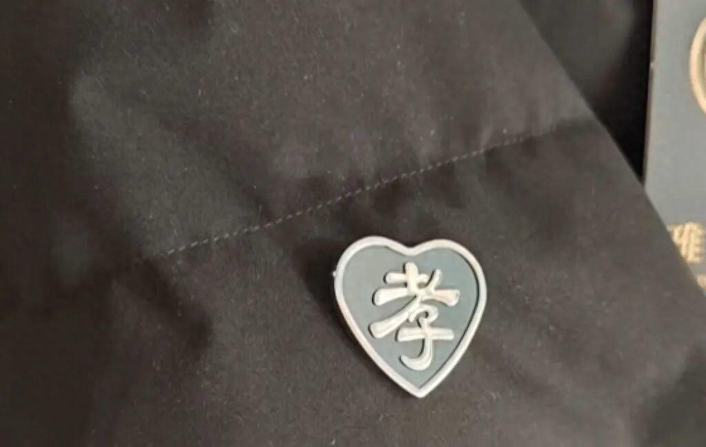 “太晦气了！”吉林，女子在网上买了一件羽绒服，收到货后就穿在身上试大小，结果一眼