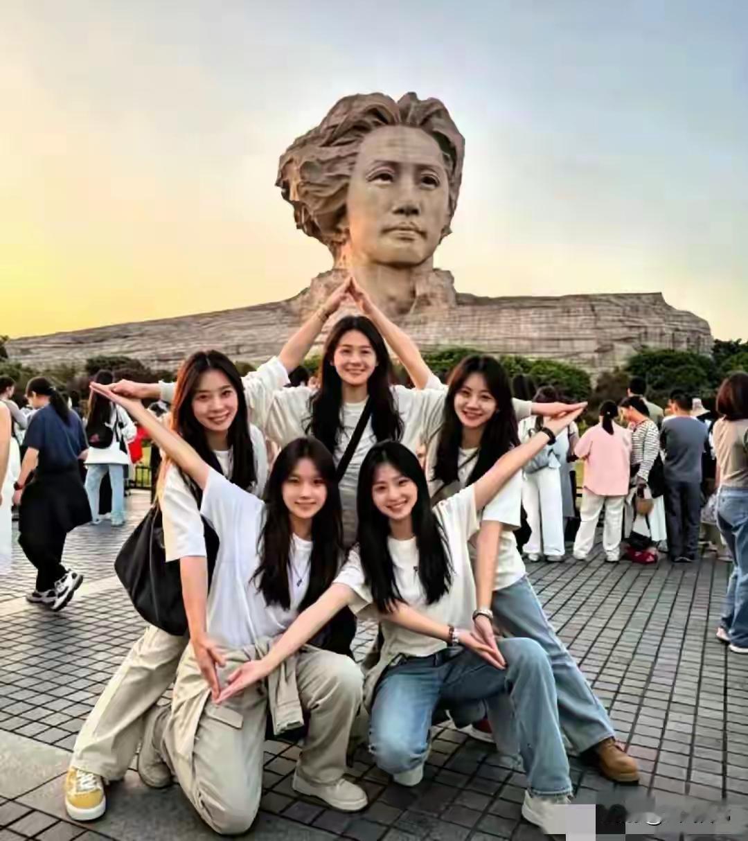 橘子洲头，以青春之名致敬伟人[赞]橘子洲头，伟人年轻的头像前五个青春靓丽的女