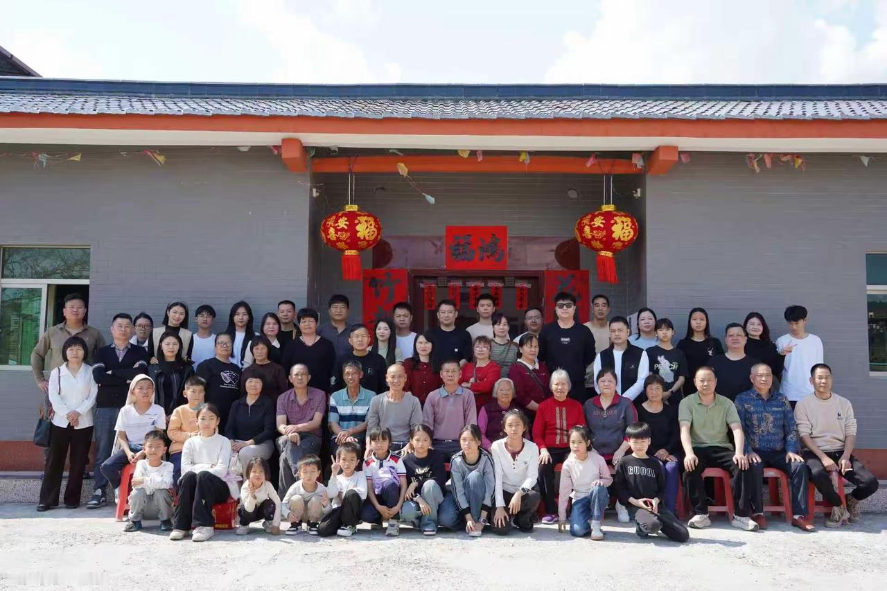 看完60人的全家福，我默默关掉了家族群……说实话，看到广东这家族连续四年拍全
