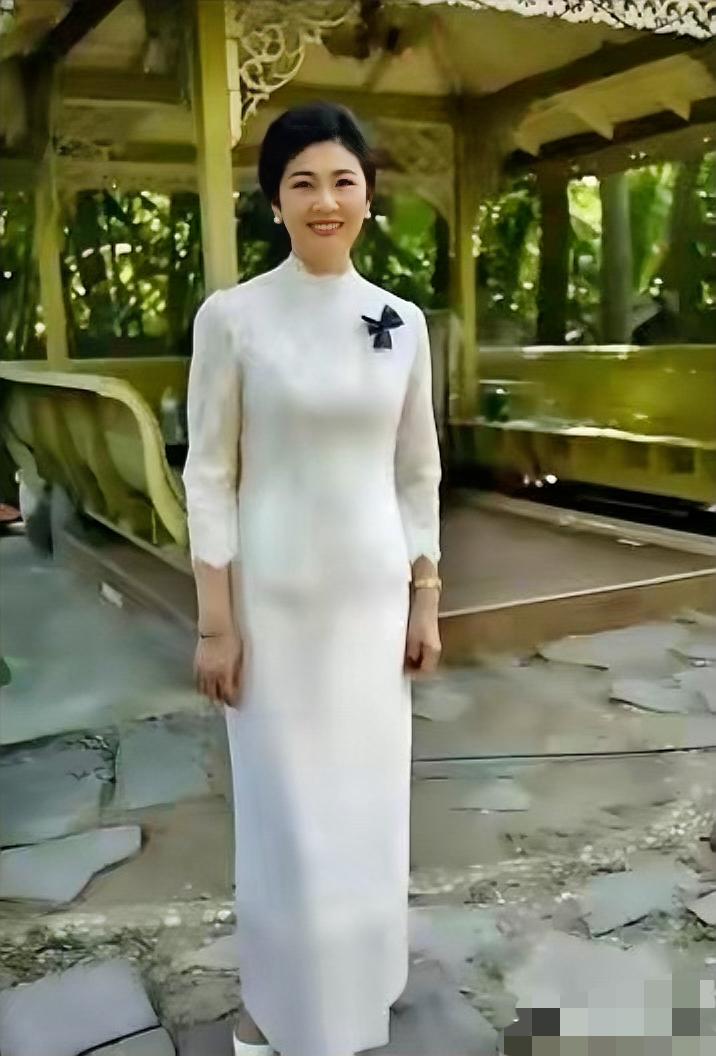 这大概就是气质型的大美女，无论她什么打扮，什么场合，你总是会被她的气质给吸引住，