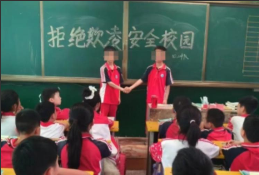 “谁还敢管学生？”2024年河北霸州，一名女老师目睹男学生在教室欺负女同学，口头