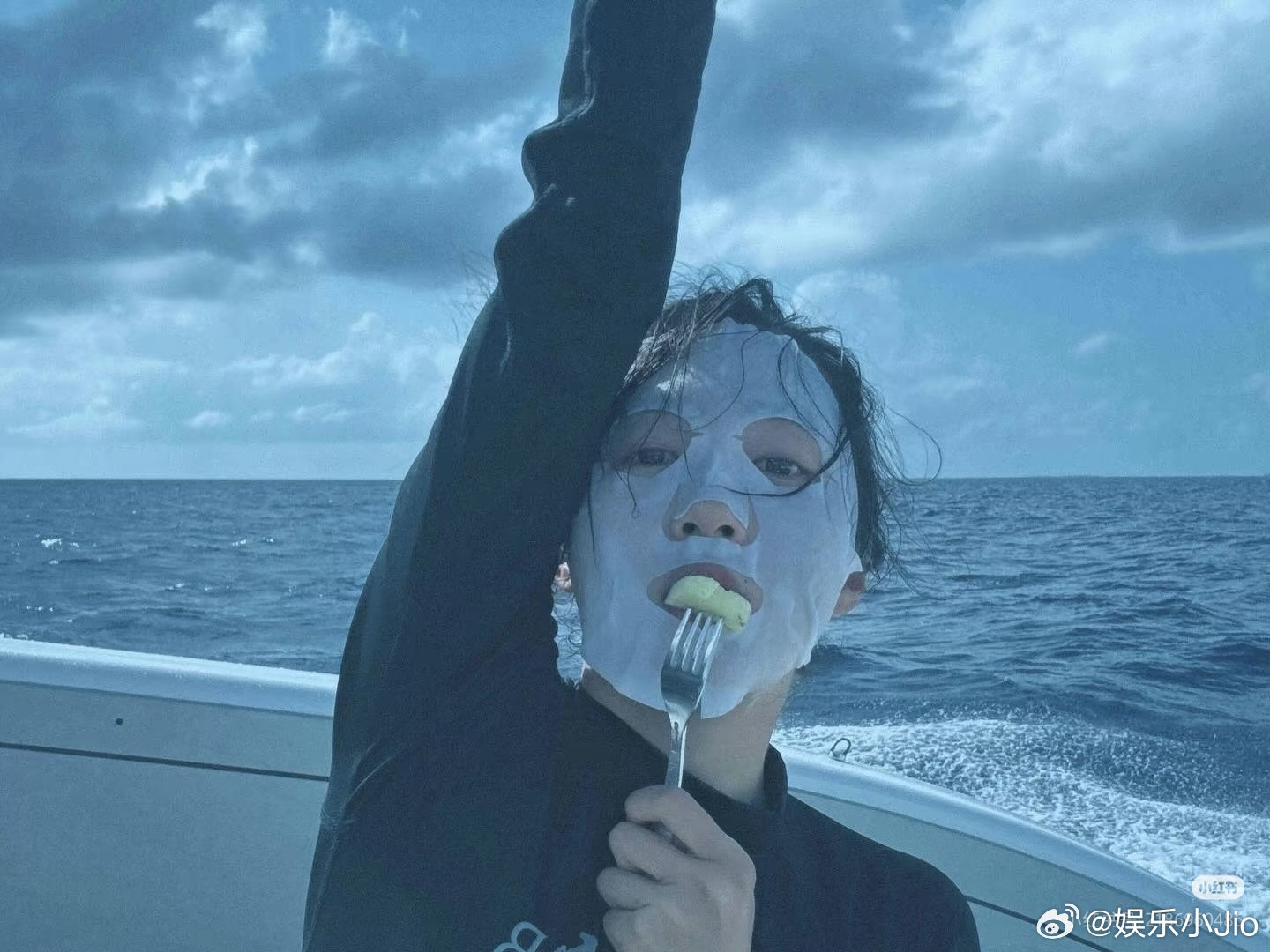 关晓彤ins更新了自己玩水上摩托艇的照片，好惬意啊状态跟之前完全不一样哈哈哈​