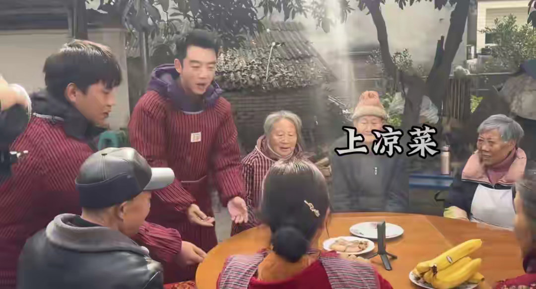 39岁郑恺太显嫩，穿四川省服乡下办杀猪宴，被误认在谈“女朋友”