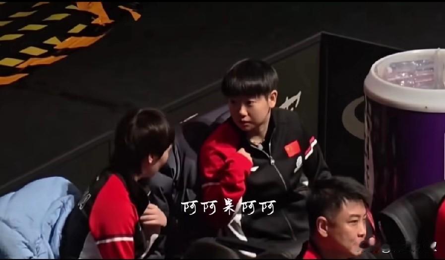 孙颖莎太可爱了！和鳗鱼争论还不忘给队友鼓掌！昨天梁靖崑的比赛，我看莎莎和鳗