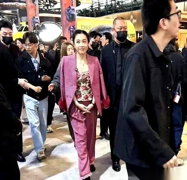 谁敢信啊，当年那个挂着相机、在香港街头蹲点吃冷盒饭的底层小狗仔，如今一跃成了手握
