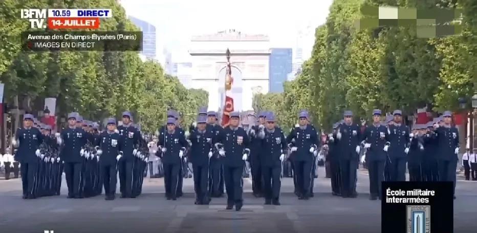 这次法国人举办的巴黎大阅兵，真是惨况不断啊！[汗][汗][汗]一名挥舞