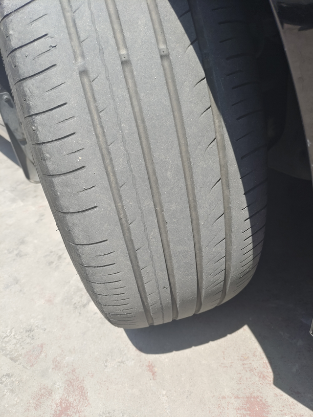 前轮胎磨损去某虎洗个车说磨损严重要换轮胎了，才开了两万公里，要么就说前后轮对调