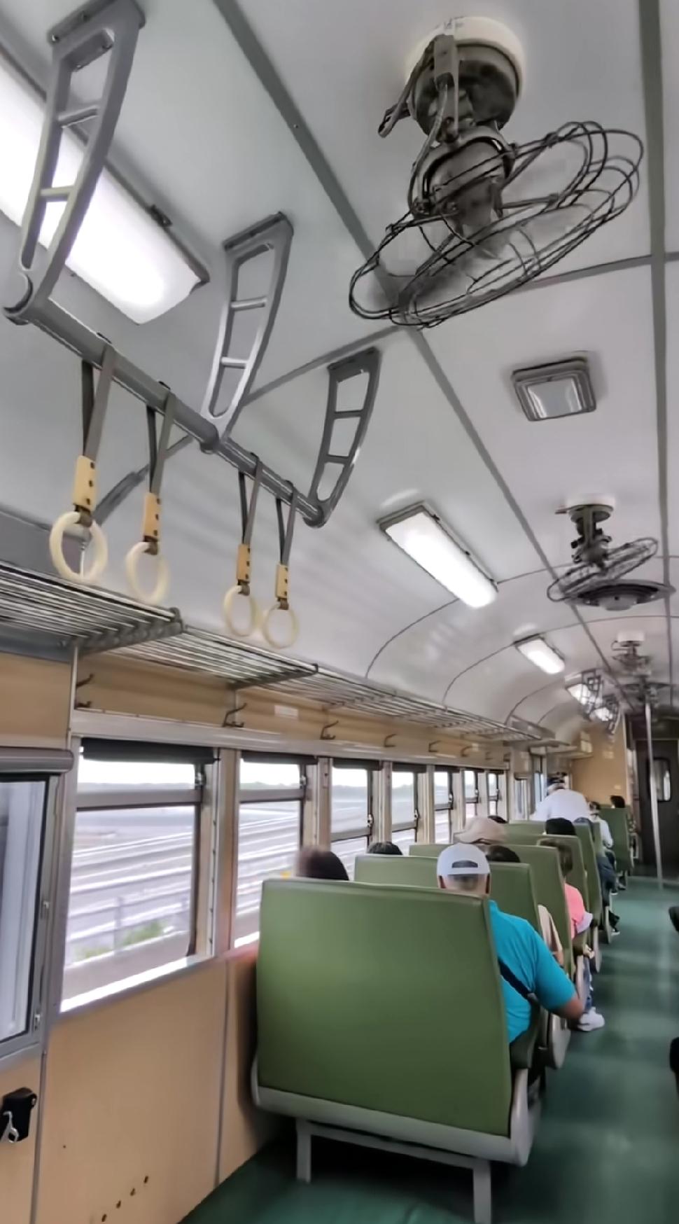 台湾地区的火车还在使用顶置大风扇降温，慢悠悠晃转的风叶吹得人头发四处乱飞，如今咱