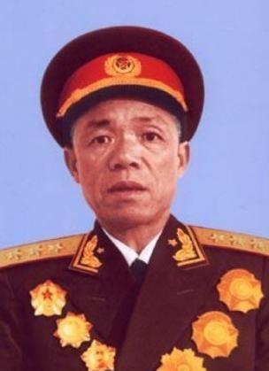 1934年，韩先楚打了胜仗后，因弄丢了200多银元，被撤职，红25军政委吴焕先却