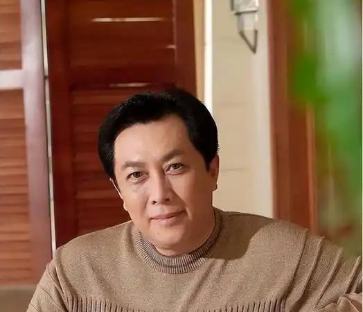 1990年除夕夜，唐国强的妻子洗完澡化完妆，穿上一身新衣，用一根绳子结束了自己的