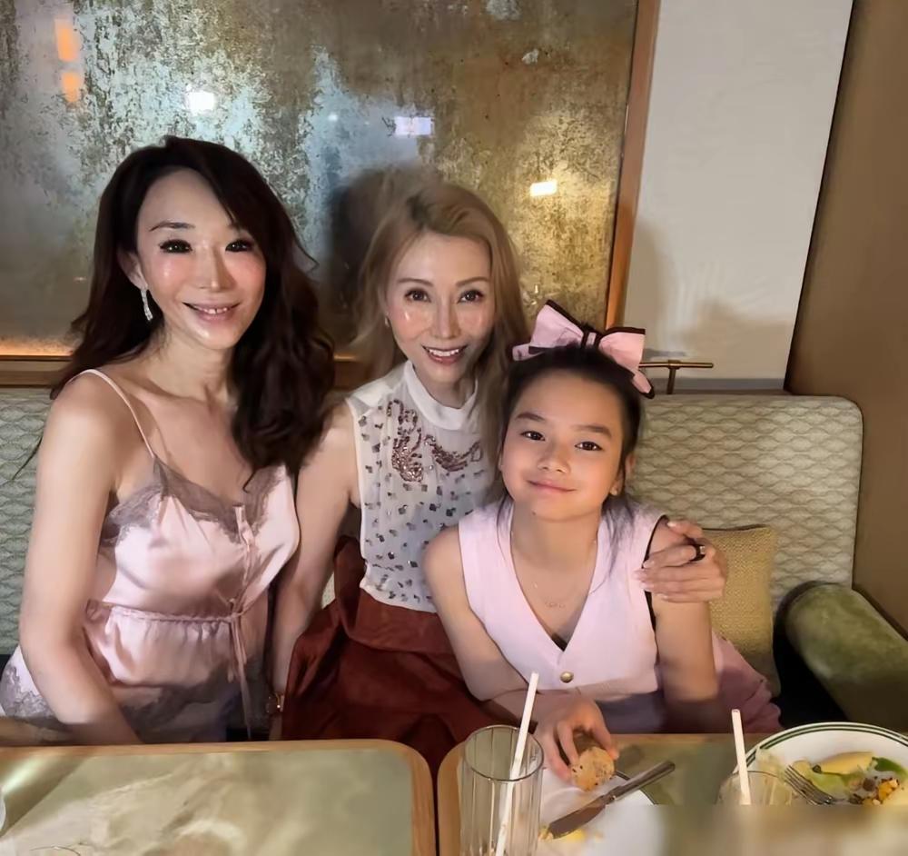 50多岁的李嘉欣，这为什么看起来这么怪异呢你说脸垮吧，脸倒是也不垮，你说不垮吧