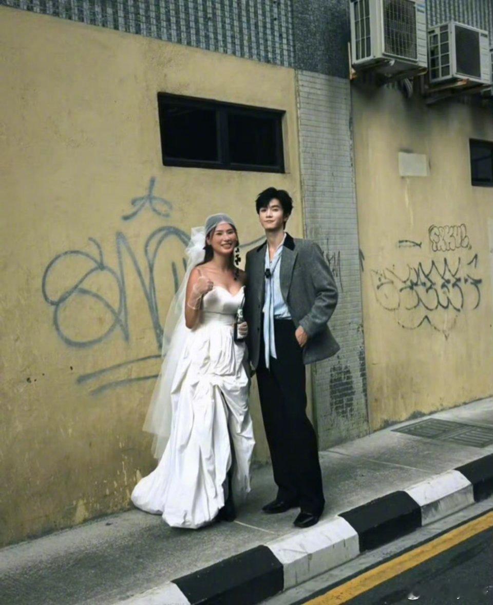 陈哲远拍婚纱女生合影穿婚纱偶遇陈哲远合影我的妈耶！！穿着婚纱偶遇陈哲远还合影