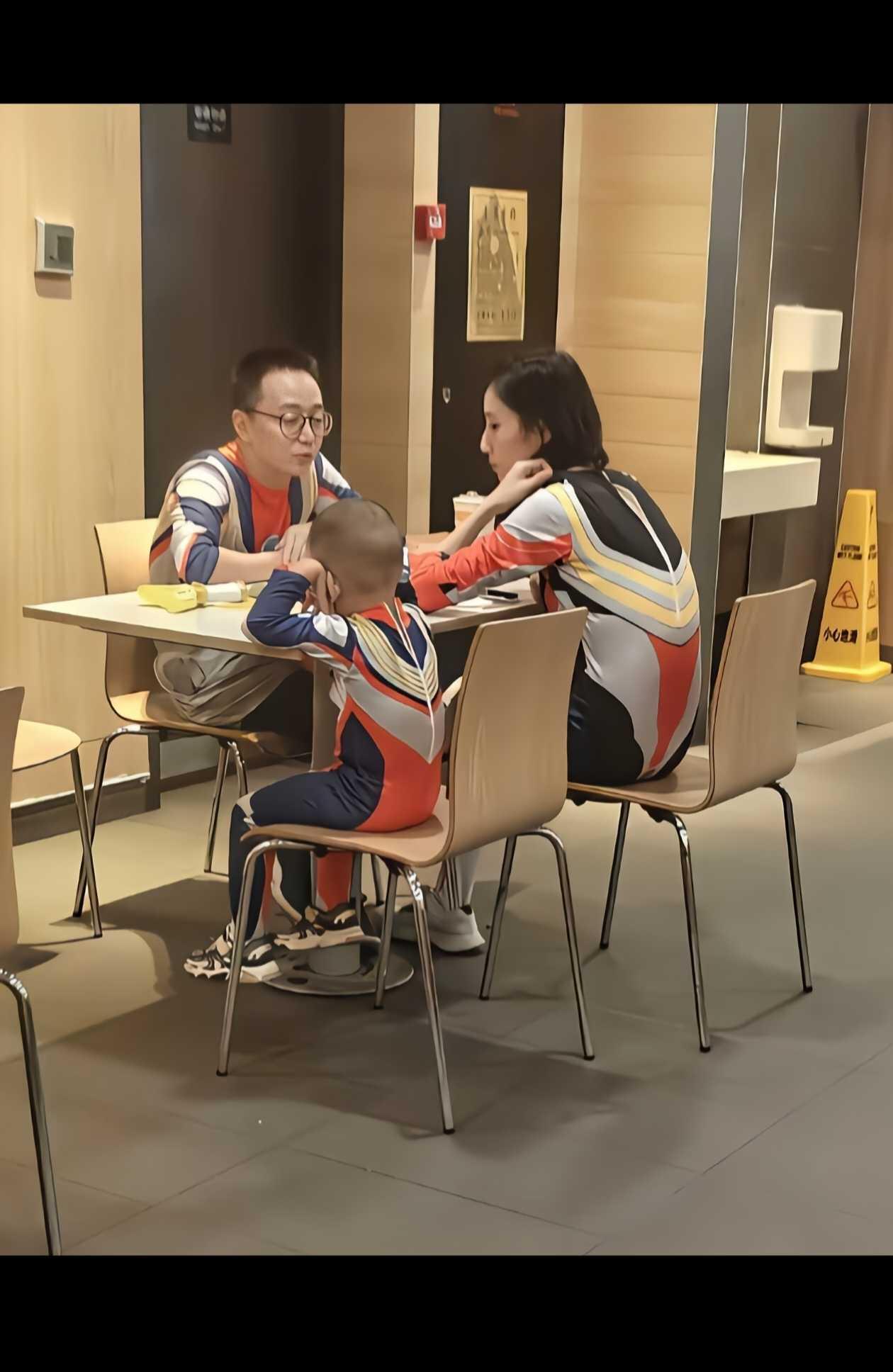 妈妈很无奈，爸爸想穿的。