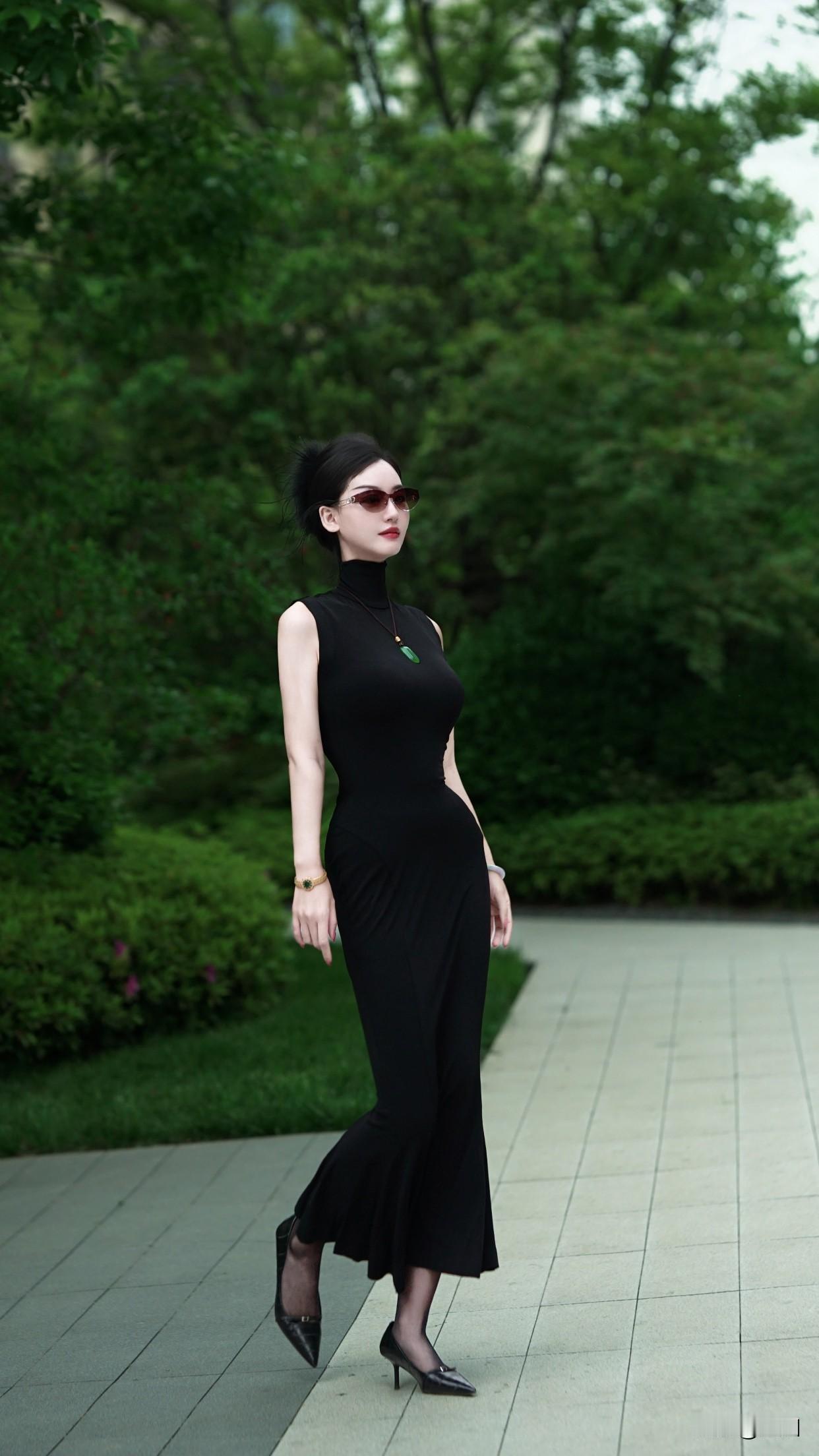 穿旗袍拍照有多美优雅黑色无袖旗袍，绿意盎然，都市女性，时尚穿搭
