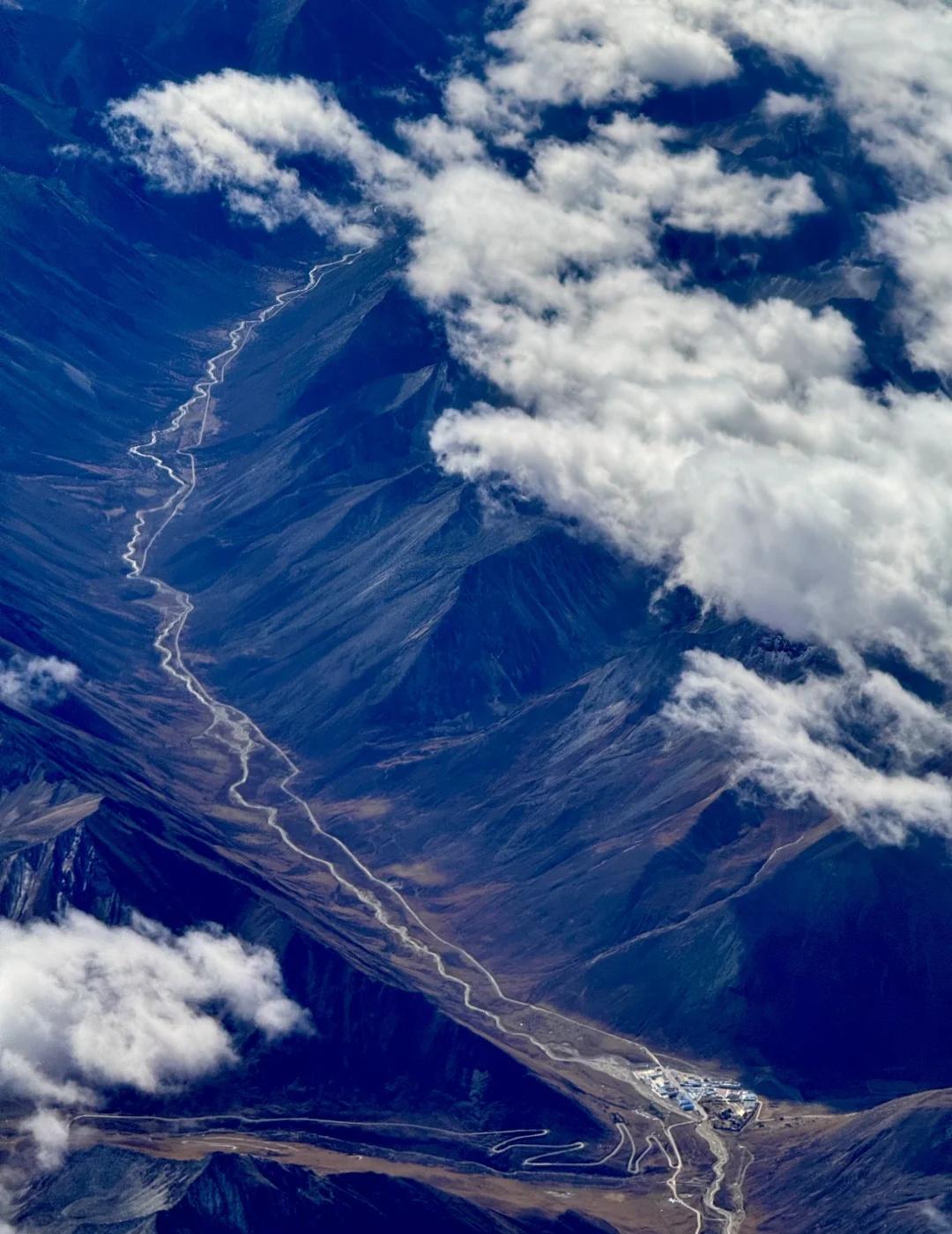 飞跃秦岭，俯瞰山河壮阔手机摄影航拍旅行摄影三万英尺的云端飞机上看风景
