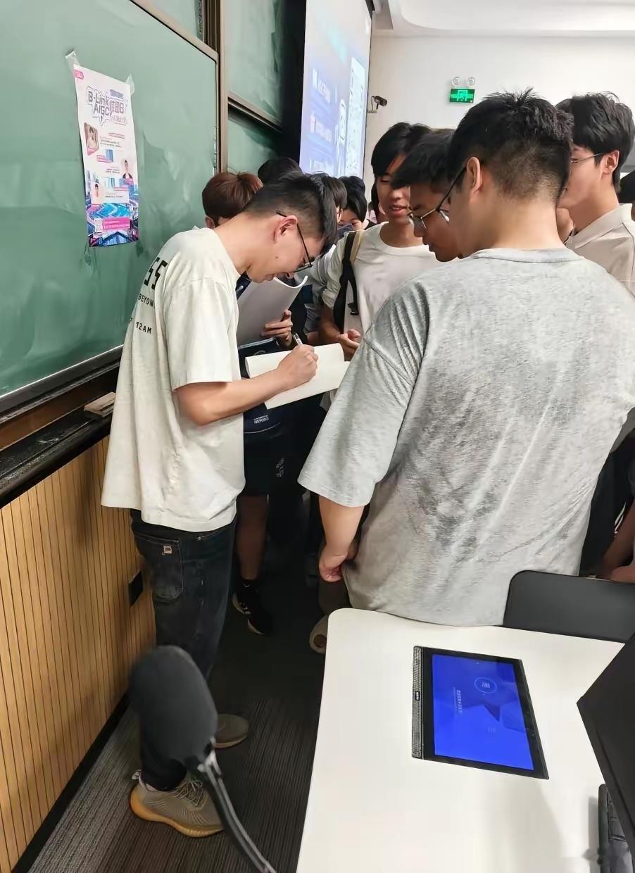 一个退学博士掀起的学术打假风暴学术打假出圈的耿同学受邀回母校演讲，很多人看不懂这