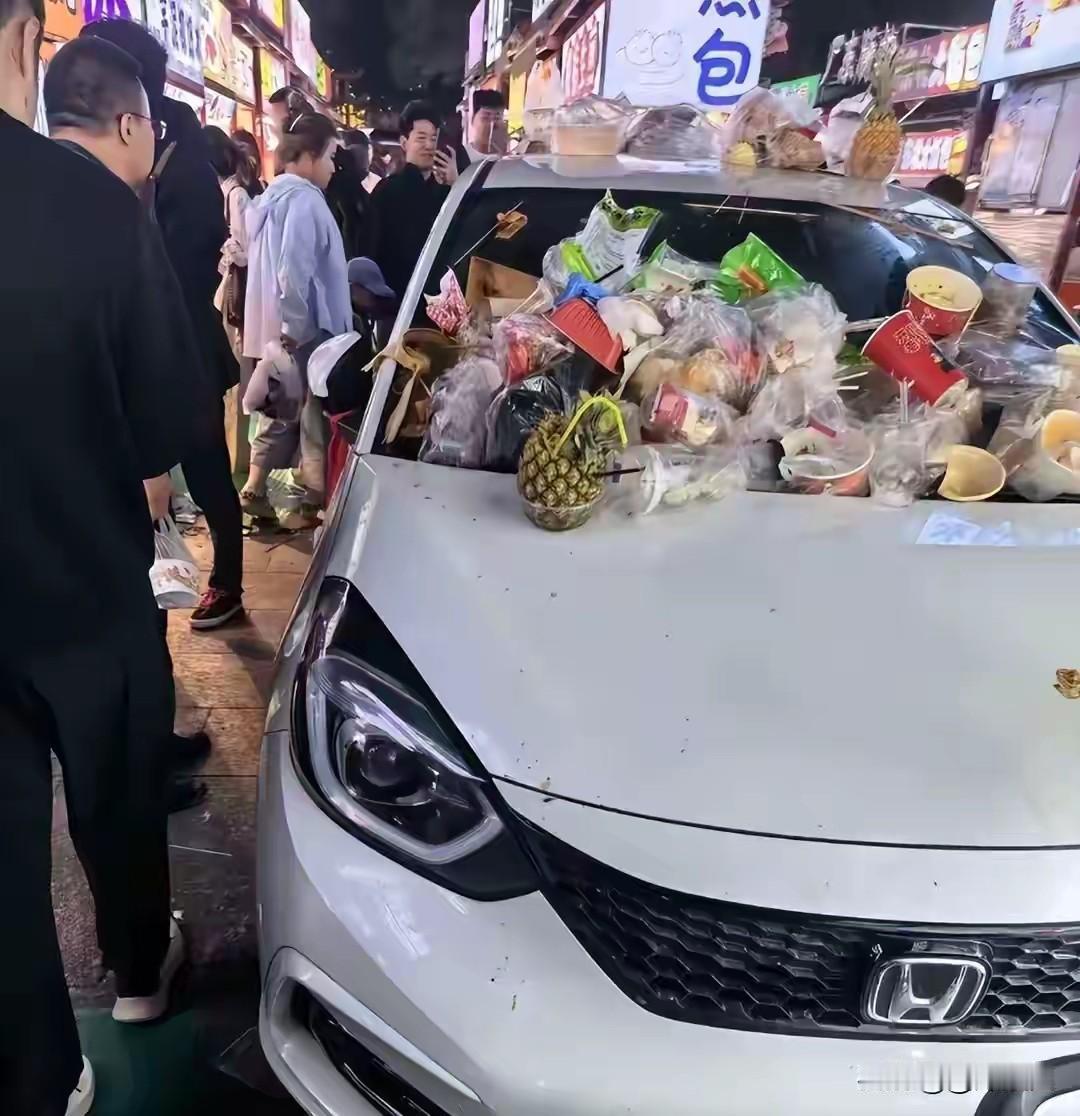 同一夜市违停，普通车被扔垃圾掰牌，豪车竟被温柔挪走，网友：太现实五一河北正