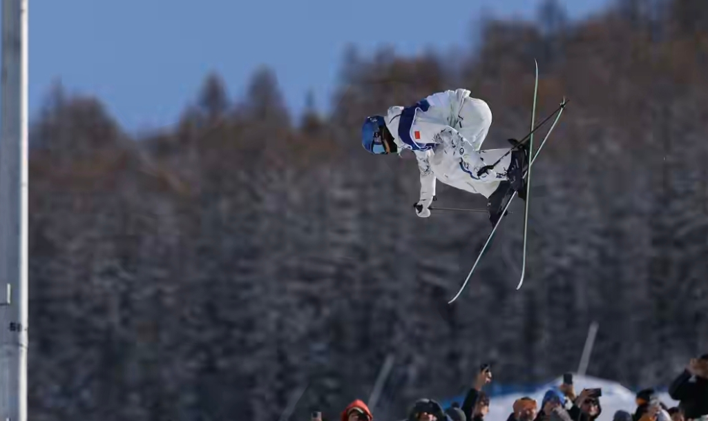 收官！5金4银6铜中国代表团境外最佳战绩，定格在米兰的U型池上空。94.