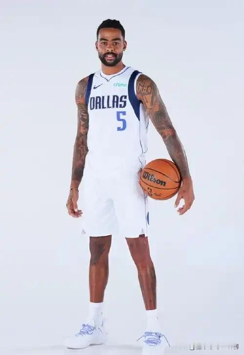 现在的拉塞尔估计是最郁闷的球员了年仅29岁，到了独行侠完全打不上球真正被弃用