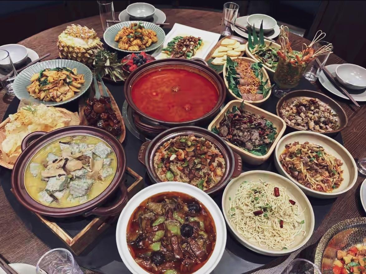 🔥昆明春节顶流！首相同款滇菜一桌难求，香翻全城。春节昆明美食顶流非它莫属！首相