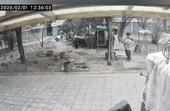 太让人心疼了！江苏连云港一小区，发生了让人揪心的一幕。​‎͏ 两名孩子