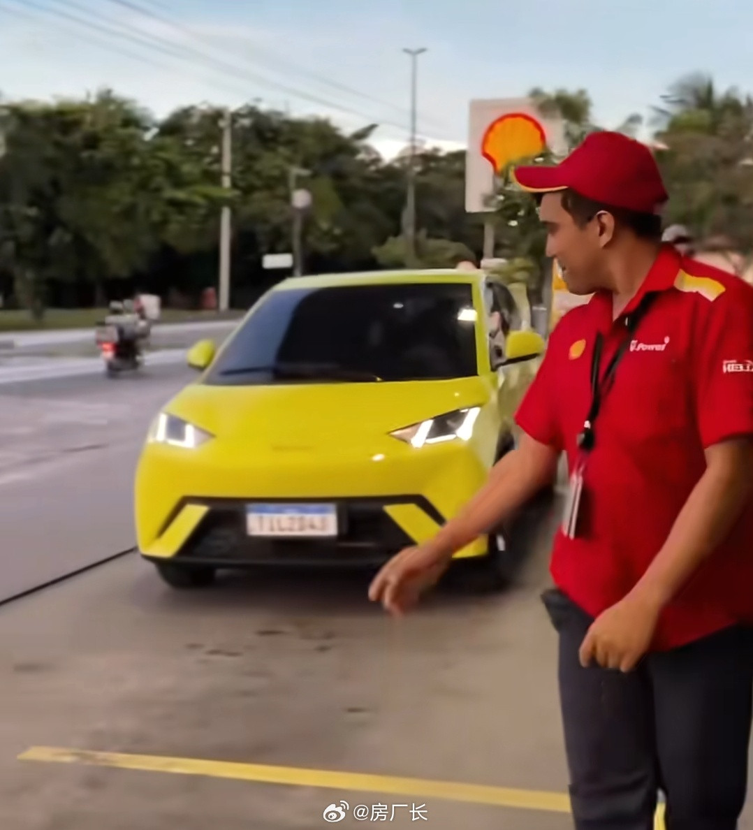 老外真会整活，开着海鸥到加油站，给工作人员小费就为了闻闻汽油味