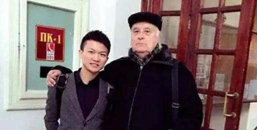 周深和利沃夫学院老师们的故事！周深当时不到20岁，一个人去国外学医，因为热爱音
