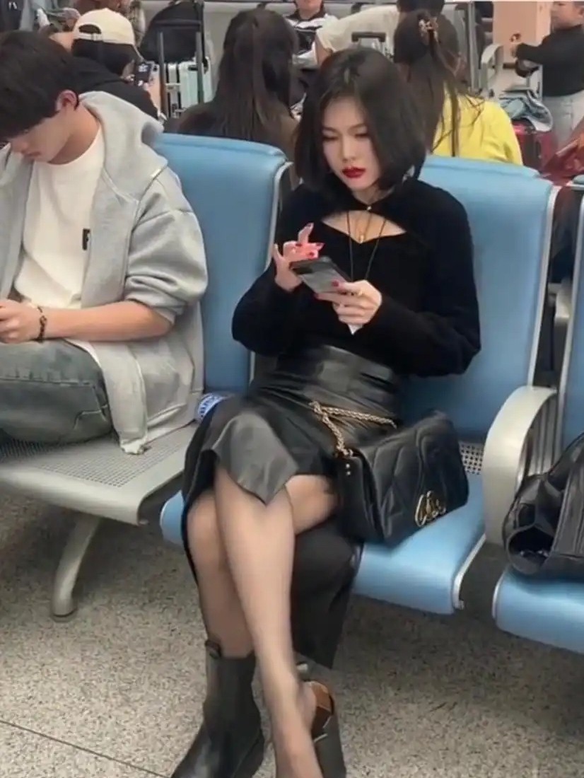 候车室里，最好还是穿上吧。