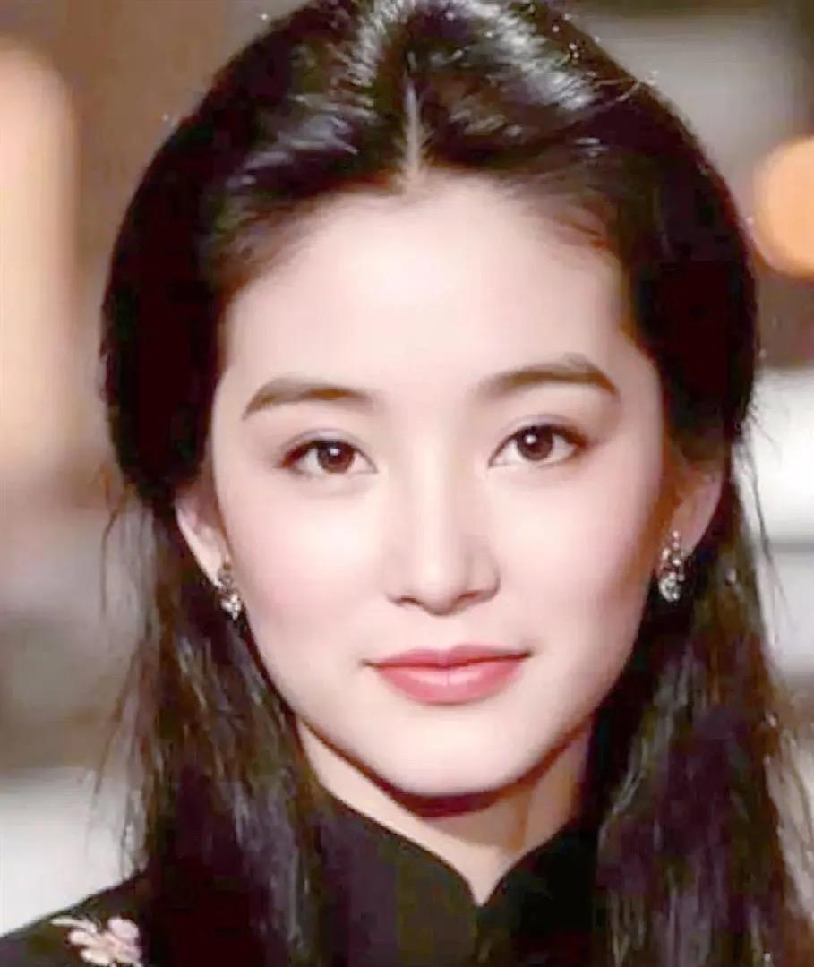 曾仕强教授说：“女人千万不要给自己买太多衣服，太多鞋子，更不要攒衣服。衣服太多，