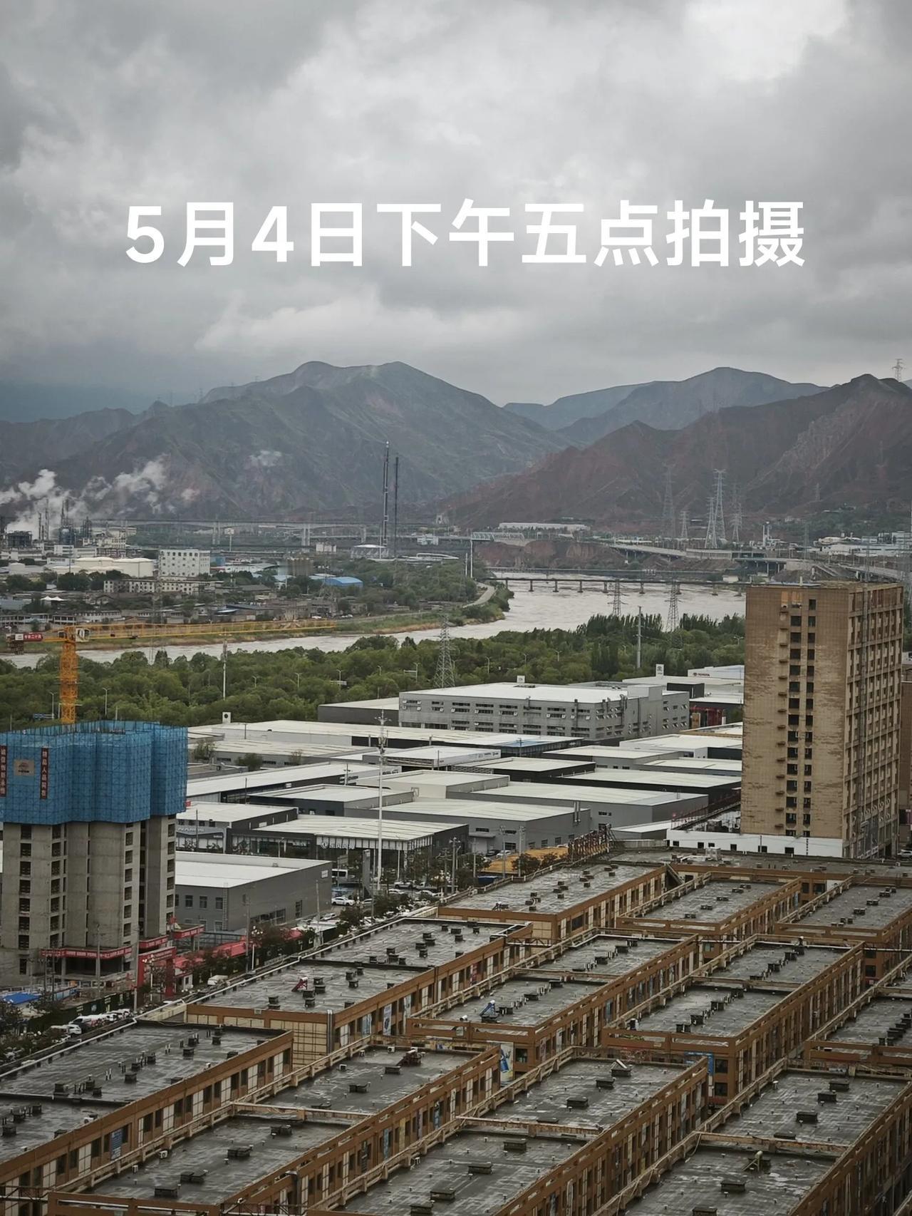 兰州的风停了，雨住了，沙尘不见了。世界真奇妙，今天早晨8点起床后拍了一张照片