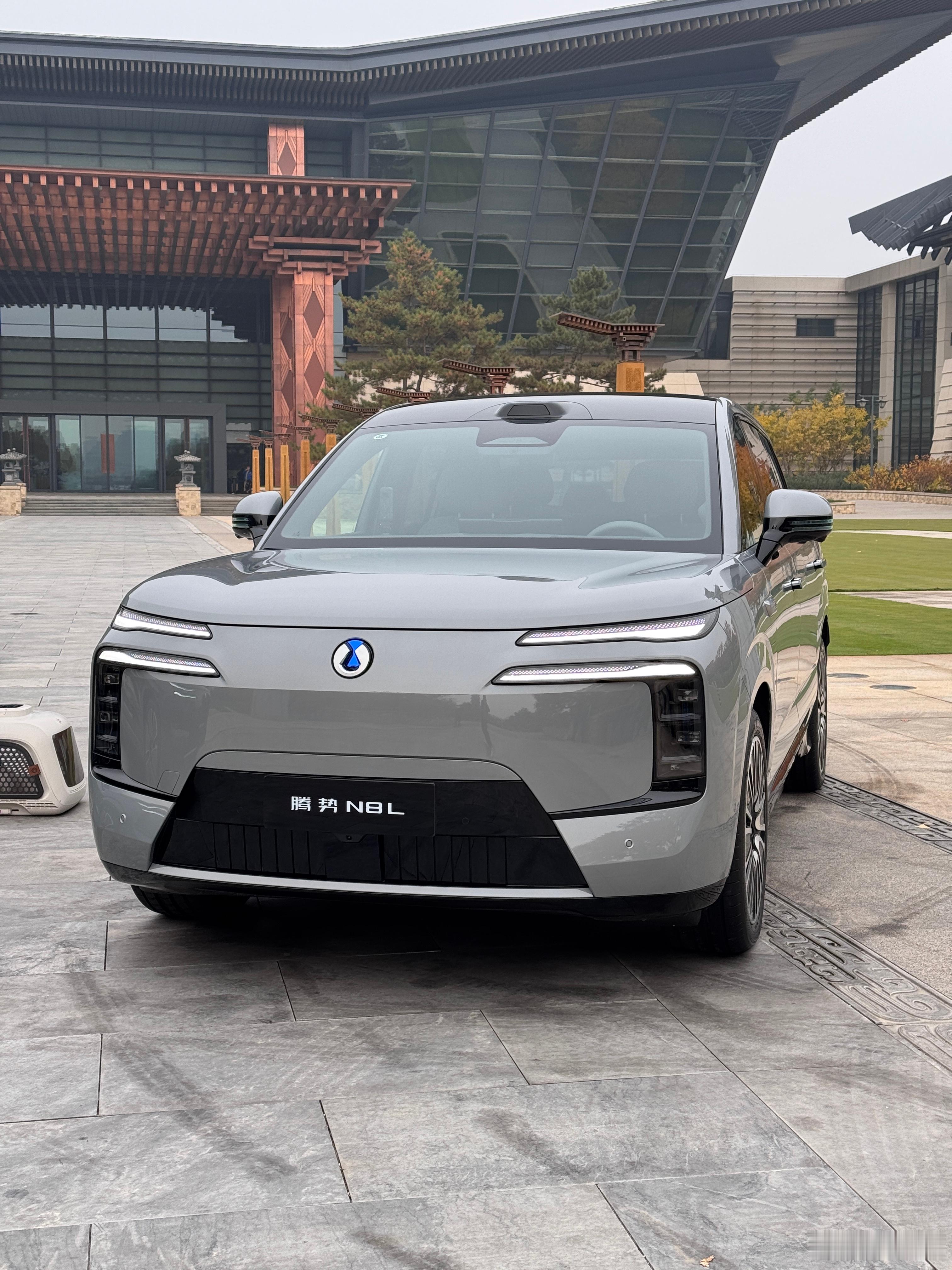 期待已久的腾势N8L，终于试驾上了。三排都坐了一遍，体会到很多细节的改动。比起N