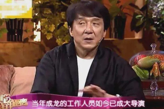 那年，陈德森是成龙的助理兼司机，他开车送成龙回家时，在车上鼓起勇气对成龙说：“大